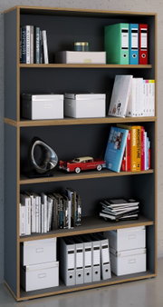 Modernes, offenes Bücherregal in Anthrazit mit Holzrahmen, gefüllt mit Büchern, Ordnern, Aufbewahrungsboxen und Dekoobjekten; Frontansicht in leichter Perspektive von links.