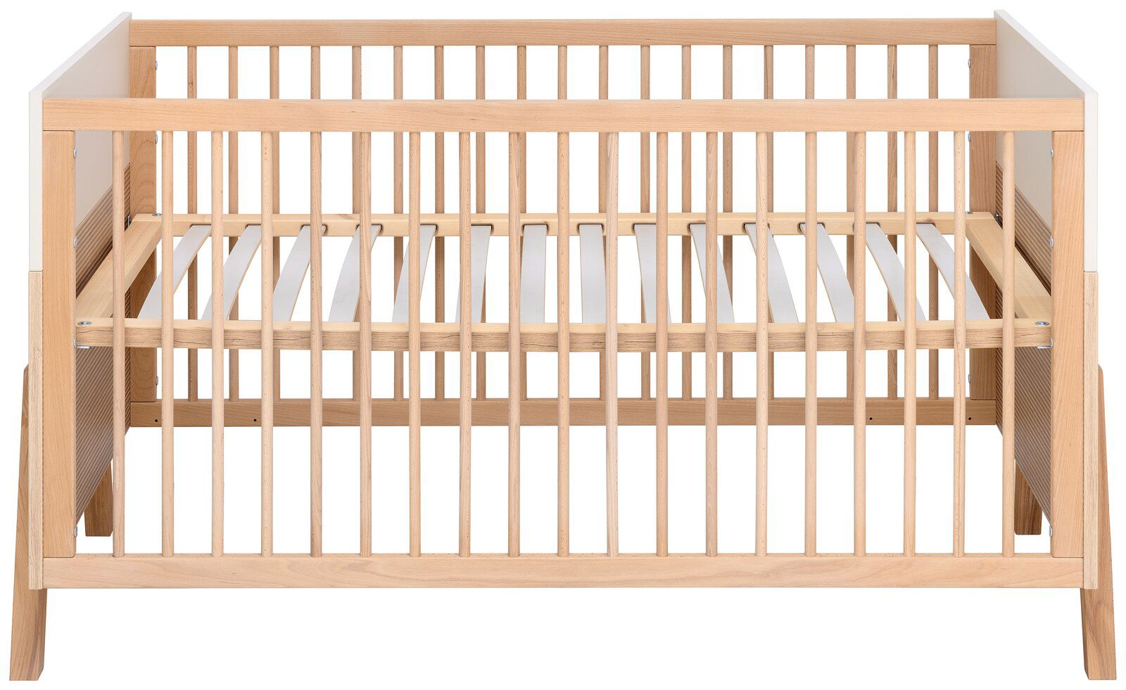 Holz-Babybett in Frontalansicht mit Gitterstäben und weißem Seitenteil