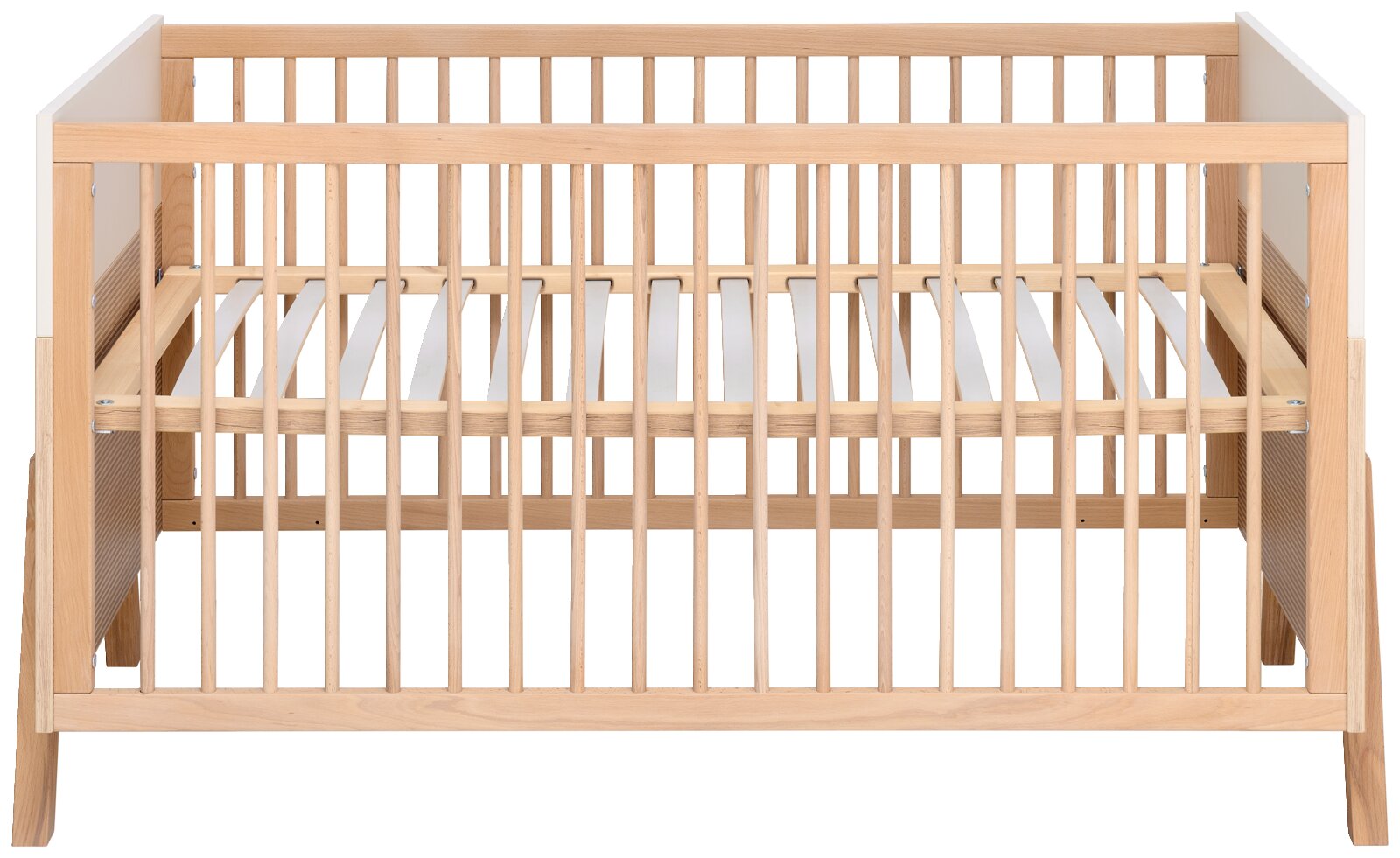 Houten babybedje in vooraanzicht met spijlen en een wit zijpaneel