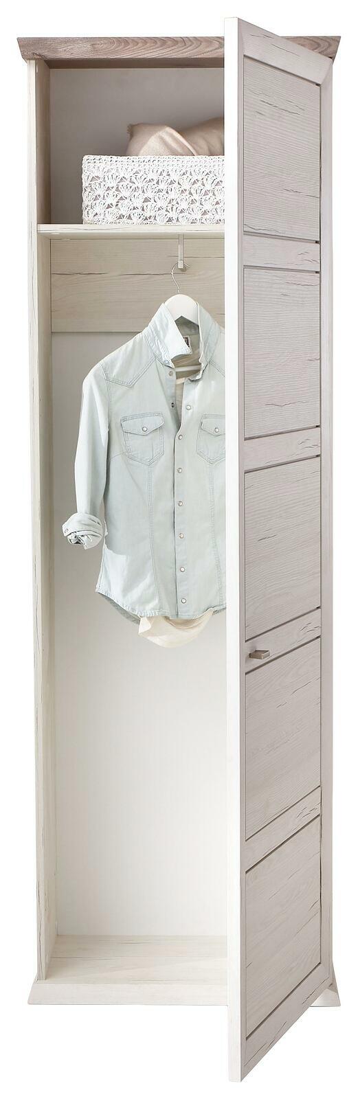 Garderobenschrank aus der Serie Camron/Benton mit geöffneter Tür, zeigt Innenraum mit aufgehängtem Hemd und Ablagefach, Perspektive von vorne.