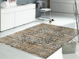 Designer Teppich in einem modernen Wohnzimmer, aus der Perspektive von schräg oben fotografiert, mit einem eleganten, gemusterten Design in Beige- und Grautönen.