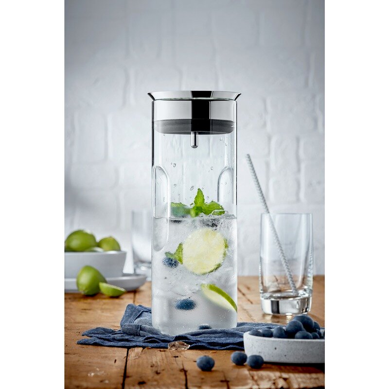 Wasserkaraffe 0,8L mit Edelstahlverschluss, gefüllt mit Wasser, Limettenscheiben, Minzblättern und Blaubeeren, auf einem Holztisch von vorne fotografiert.