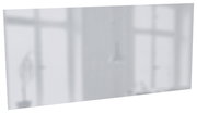 Rechteckiger Spiegel mit leichtem Winkel, der ein modernes Interieur reflektiert.
