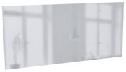 Rechteckiger Spiegel mit leichtem Winkel, der ein modernes Interieur reflektiert.
