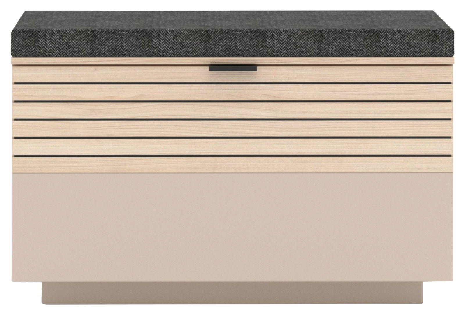 Bank mit gepolsterter Sitzfläche in Vorderansicht, Holzoptik mit horizontalen Streifen und grauem Polster.