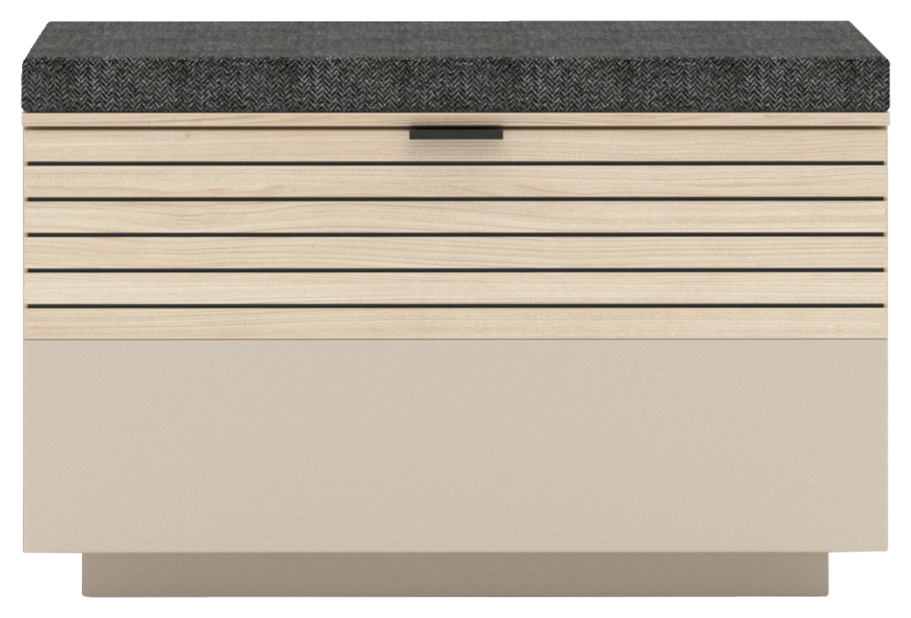 Bank mit gepolsterter Sitzfläche in Vorderansicht, Holzoptik mit horizontalen Streifen und grauem Polster.