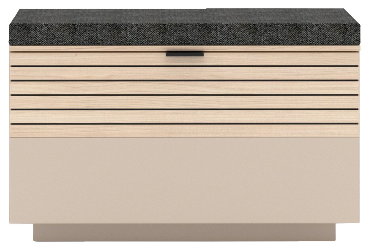 Bank mit gepolsterter Sitzfläche in Vorderansicht, Holzoptik mit horizontalen Streifen und grauem Polster.