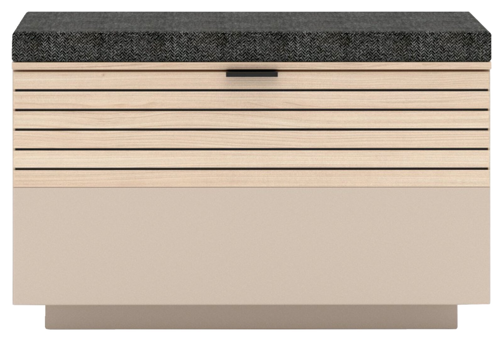 Bank mit gepolsterter Sitzfläche in Vorderansicht, Holzoptik mit horizontalen Streifen und grauem Polster.