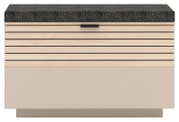 Bank mit gepolsterter Sitzfläche in Vorderansicht, Holzoptik mit horizontalen Streifen und grauem Polster.