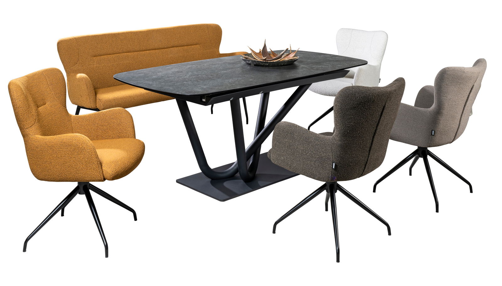 Essgruppe mit einem modernen Tisch und verschiedenen Armlehnstühlen in unterschiedlichen Farben, seitliche Perspektive