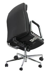 Schwarzer Chefsessel mit verchromtem Gestell und Rollen, Ansicht von hinten und unten