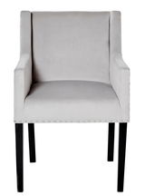 Grauer Polsterstuhl mit Armlehnen und schwarzen Beinen, Vorderansicht