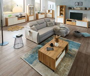 Moderne Wohnwand in einem stilvollen Wohnzimmer mit Holzmöbeln und grauem Sofa, aus der Vogelperspektive betrachtet.