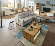 Moderne Wohnwand in einem stilvollen Wohnzimmer mit Holzmöbeln und grauem Sofa, aus der Vogelperspektive betrachtet.