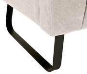 Nahaufnahme der Unterseite einer 2er-Sitzbank mit schwarzem Metallgestell und hellgrauem Stoffbezug, seitliche Perspektive