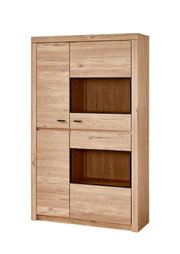 Hoher Holzschrank in heller Eichenoptik mit zwei offenen Fächern und schwarzen Griffen, freistehend auf weißem Hintergrund, Ansicht schräg von vorn rechts.
