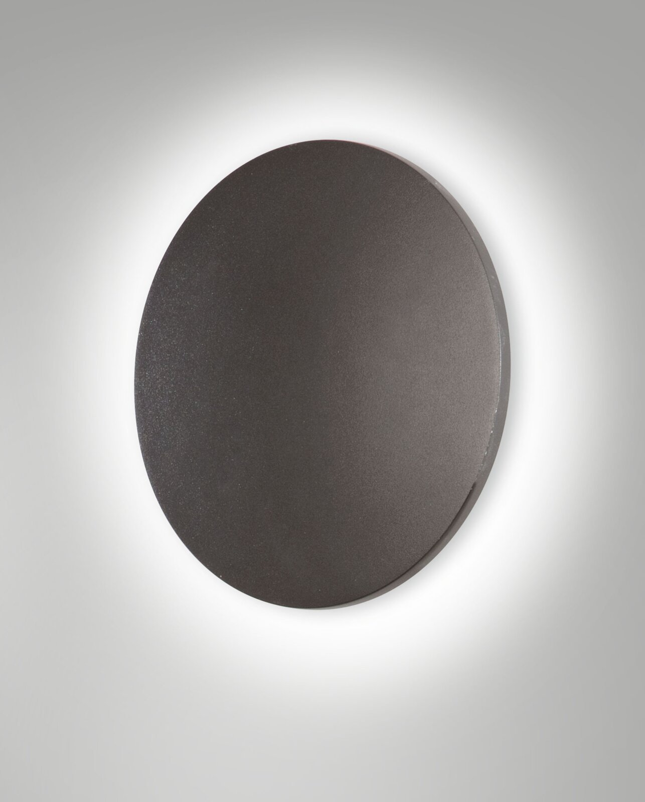 Fabas Luce LED-buitenwandlamp ZON Ronde LED-wandlamp voor buiten in een donkere uitvoering, zijaanzicht, met een zachte lichtspreiding op de muur.