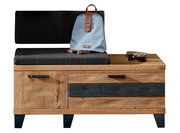 XL-Garderobenbank aus Holz mit schwarzem Polster, blauer Rucksack und Sonnenbrille darauf, frontale Perspektive