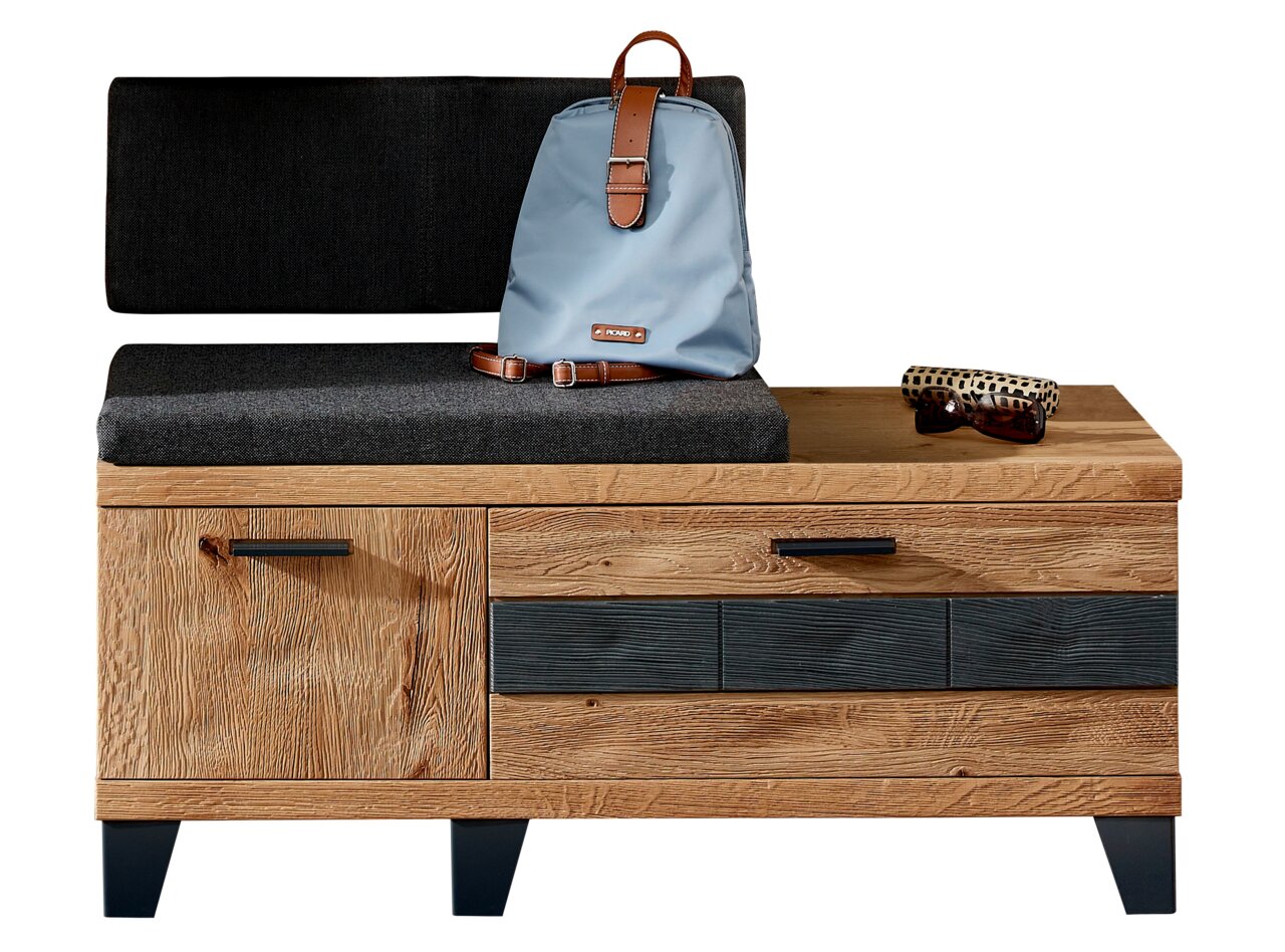 XL-Garderobenbank aus Holz mit schwarzem Polster, blauer Rucksack und Sonnenbrille darauf, frontale Perspektive