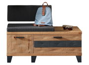 XL-Garderobenbank aus Holz mit schwarzem Polster, blauer Rucksack und Sonnenbrille darauf, frontale Perspektive