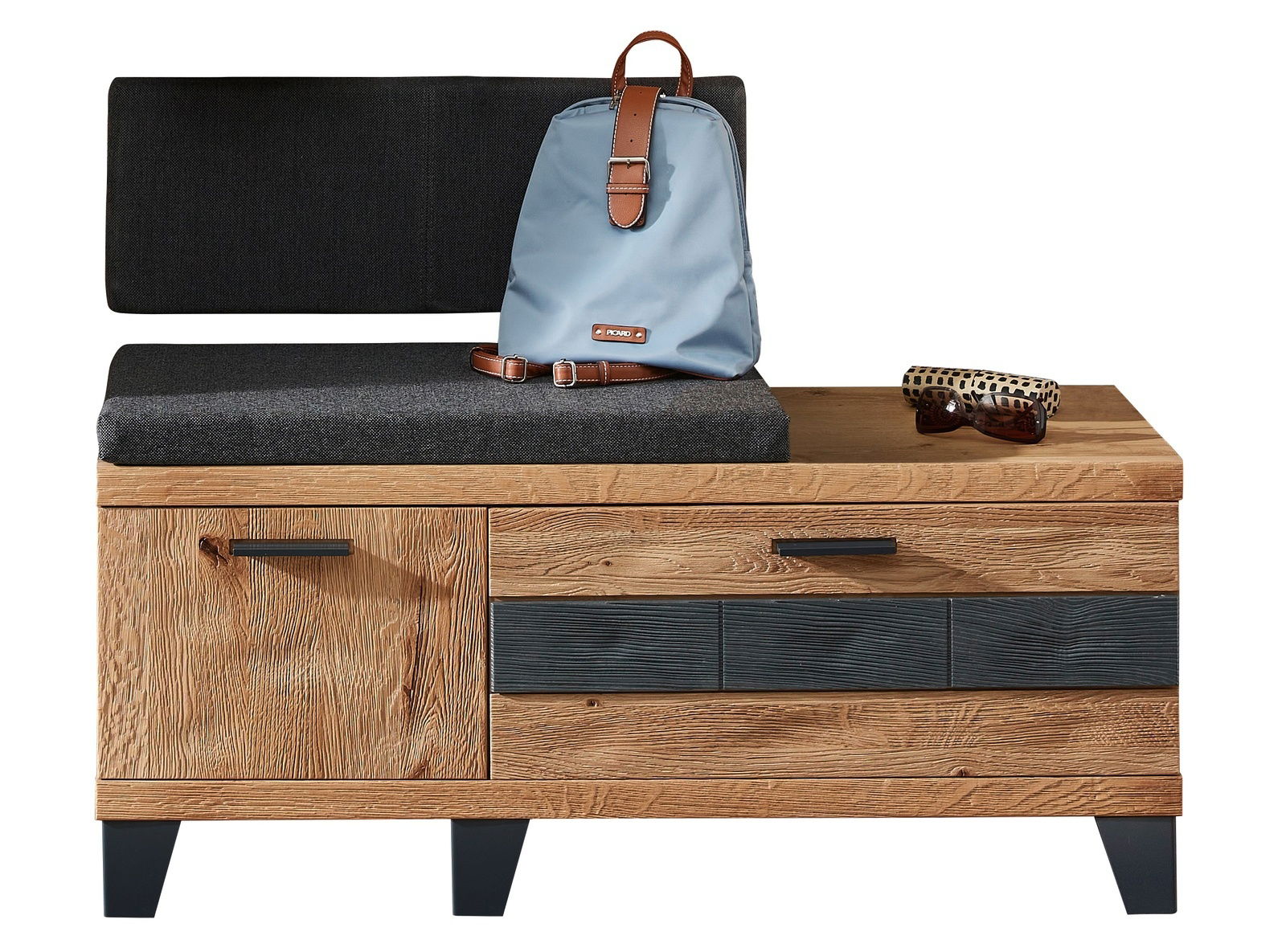 XL-Garderobenbank aus Holz mit schwarzem Polster, blauer Rucksack und Sonnenbrille darauf, frontale Perspektive