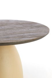 Runder Beistelltisch mit Holzoptik-Oberfläche und konischem Sockel, seitliche Perspektive