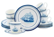Maritimes Porzellan-Geschirrset in Weiß mit blauen Segelschiff-Motiven, bestehend aus Tellern, Tassen und Untertassen, in frontaler Studioansicht leicht von oben vor weißem Hintergrund