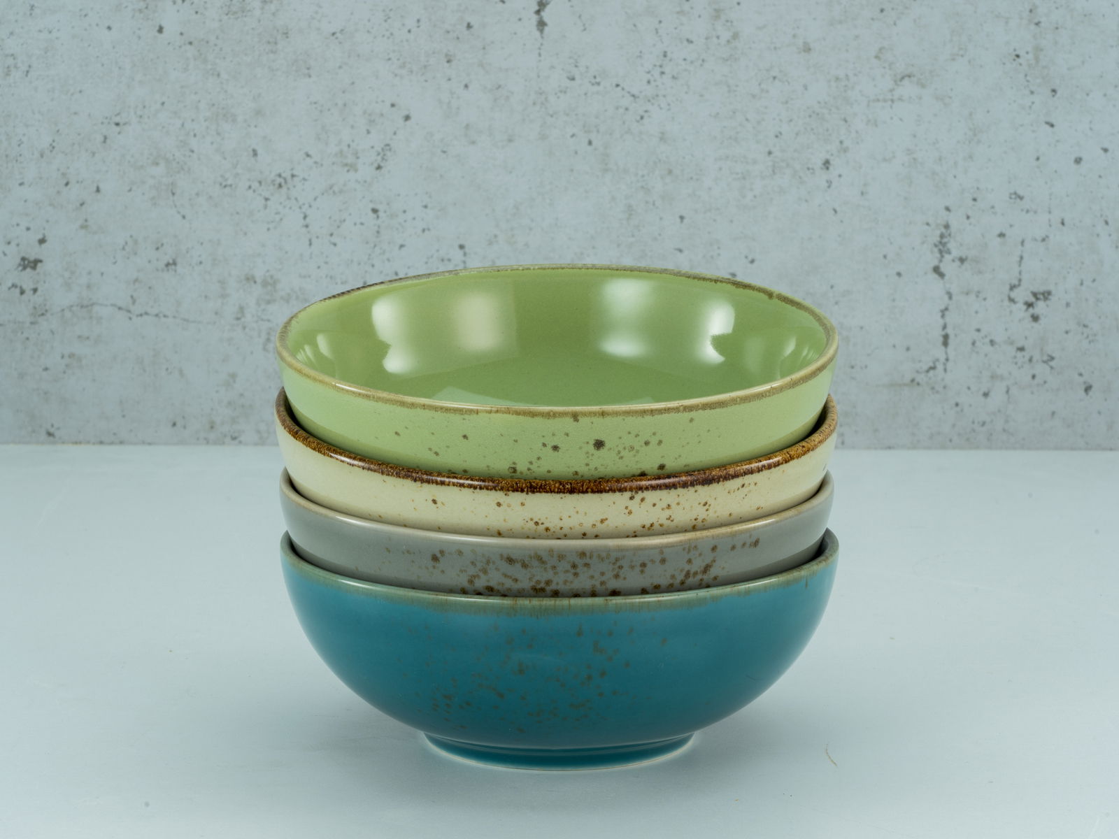 Creatable Smoothie Bowl 4-tlg NATURE COLLECTION Stapel von vier Smoothie-Schalen in verschiedenen Farben, von oben nach unten: grün, beige, grau und blau, seitliche Perspektive