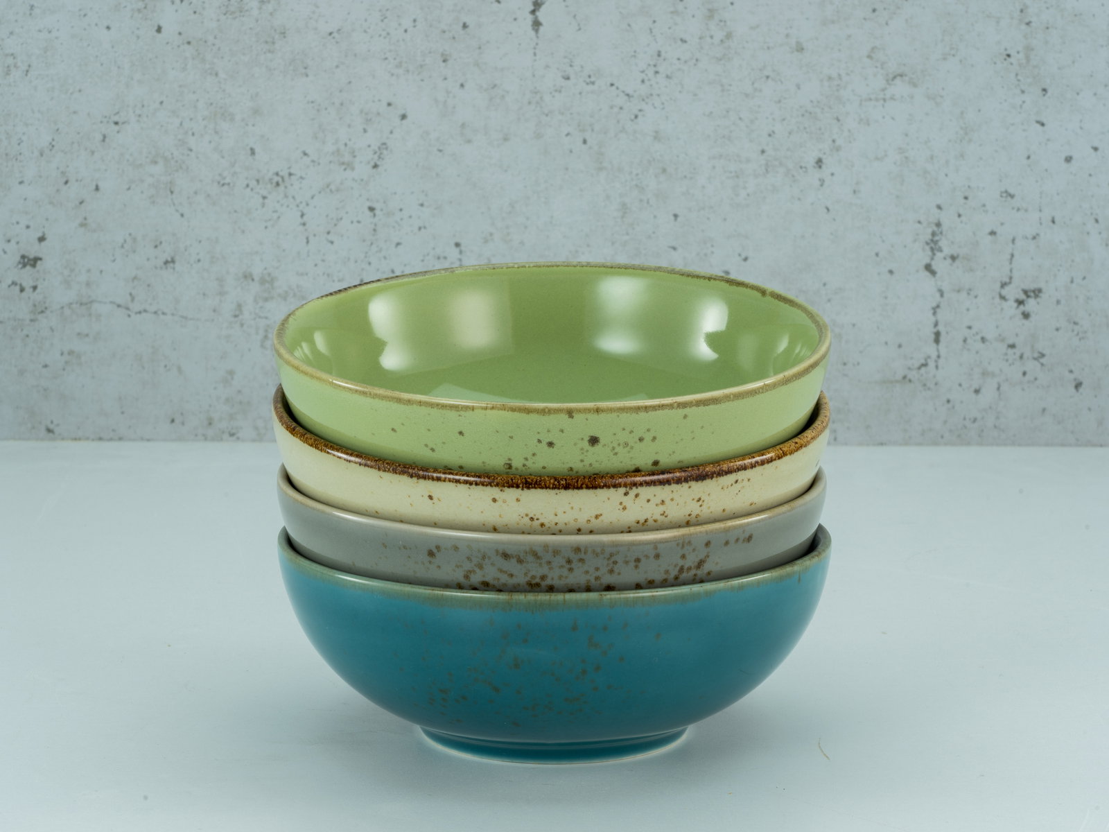 Creatable Smoothie Bowl 4-tlg NATURE COLLECTION Stapel von vier Smoothie-Schalen in verschiedenen Farben, von oben nach unten: grün, beige, grau und blau, seitliche Perspektive