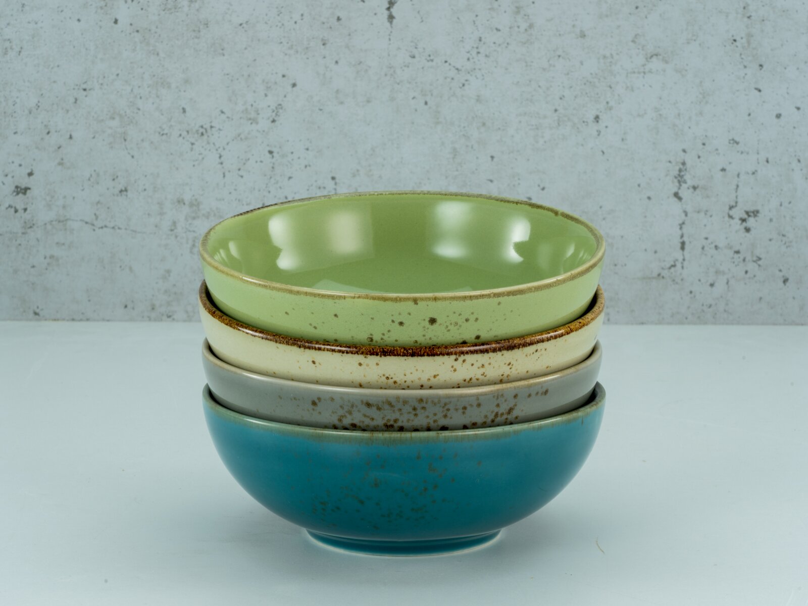Creatable Smoothie Bowl 4-tlg NATURE COLLECTION Stapel von vier Smoothie-Schalen in verschiedenen Farben, von oben nach unten: grün, beige, grau und blau, seitliche Perspektive