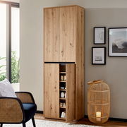 XXL-Schuh- und Mehrzweckschrank aus Holz in einem modernen Wohnzimmer, frontal betrachtet.