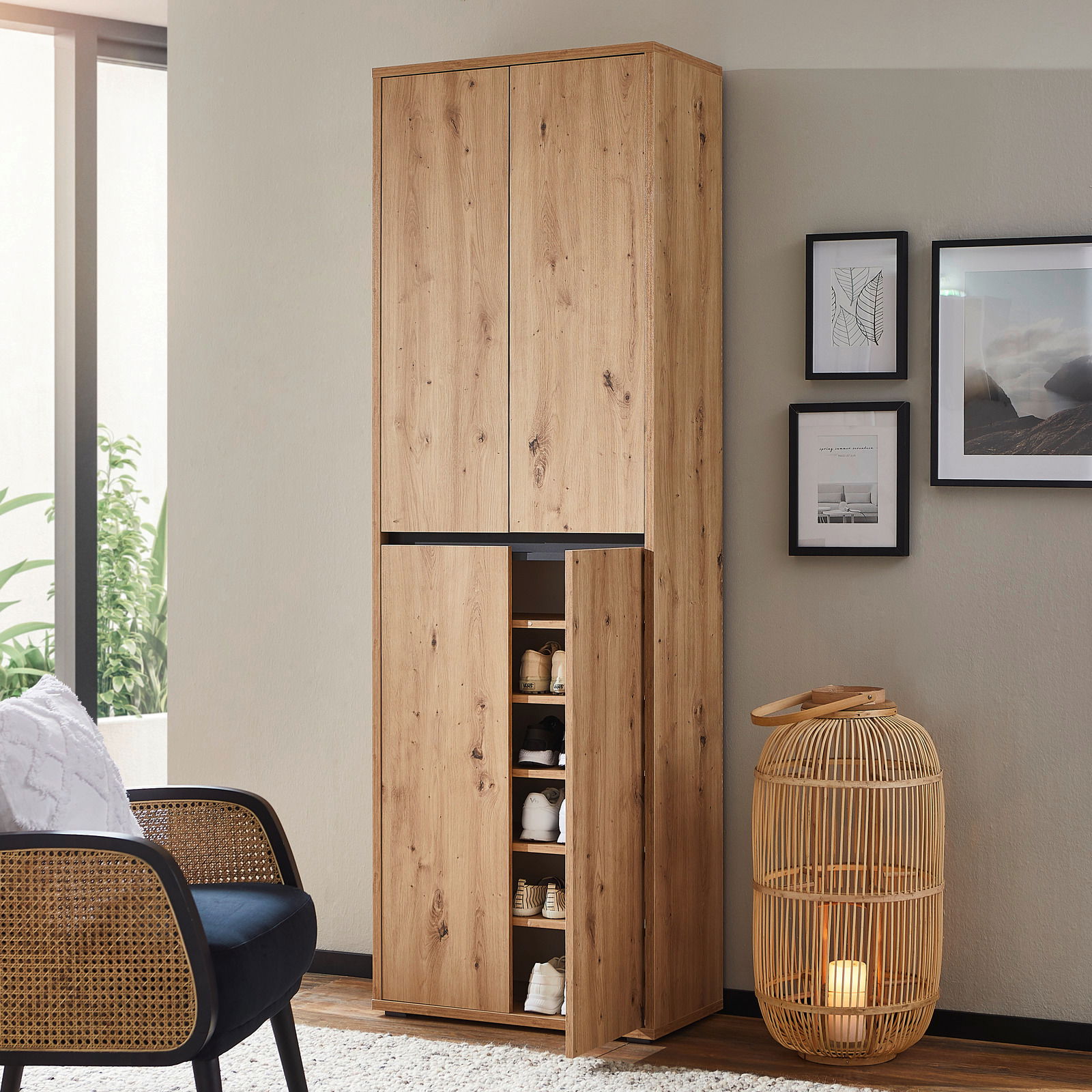 XXL-Schuh- und Mehrzweckschrank aus Holz in einem modernen Wohnzimmer, frontal betrachtet.