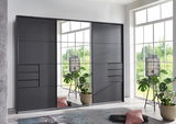 Moderner Schwebetürenschrank in dunklem Design mit Spiegel in einem hellen Raum, seitliche Perspektive.