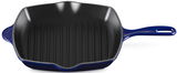 Blaue Grillpfanne aus Gusseisen mit Rillen, seitliche Perspektive