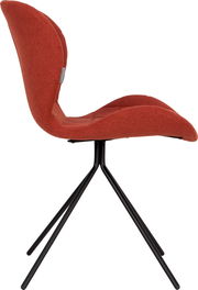 Moderner roter Stuhl mit geschwungener Sitzfläche und schwarzem Metallgestell, Seitenansicht