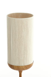 Zylindrische Tischleuchte mit cremefarbenem, geripptem Stoffschirm und Holzfuß, freigestellt auf weißem Hintergrund, Frontansicht leicht von oben