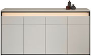 Frontansicht eines modernen XL-Sideboards mit minimalistischen Linien und integrierter Beleuchtung, dekoriert mit Vasen.