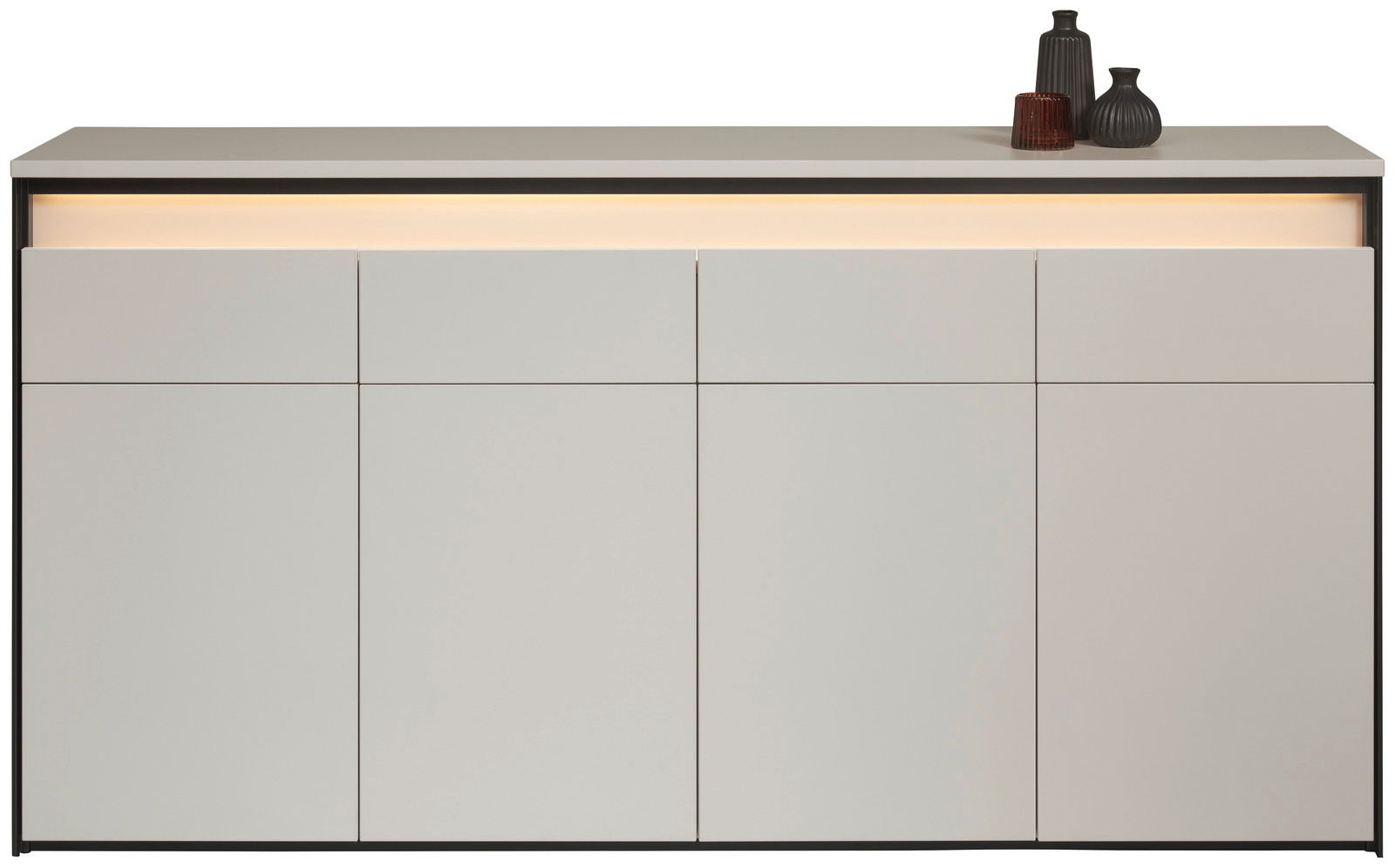 Frontansicht eines modernen XL-Sideboards mit minimalistischen Linien und integrierter Beleuchtung, dekoriert mit Vasen.