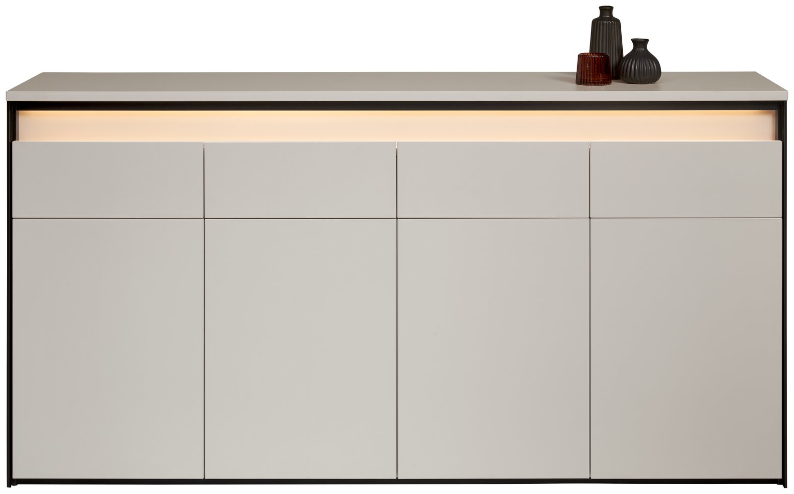 Frontansicht eines modernen XL-Sideboards mit minimalistischen Linien und integrierter Beleuchtung, dekoriert mit Vasen.