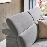 Graues Polsterecksofa MONSERAT mit verstellbarer Kopfstütze, seitliche Perspektive