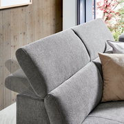 Graues Polsterecksofa MONSERAT mit verstellbarer Kopfstütze, seitliche Perspektive