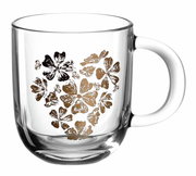 Glas-Tasse mit Blumenherz-Design, seitliche Perspektive