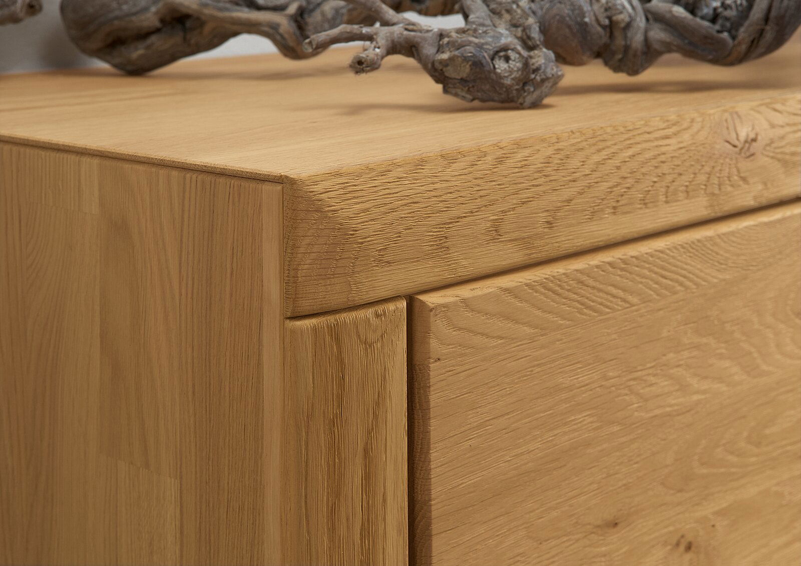 Nahaufnahme einer Holzwandkombination mit natürlicher Maserung und glatter Oberfläche, von der Seite betrachtet.