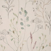 Kant-en-klaar gordijn met een subtiel bloemenpatroon in zachte pasteltinten, close-up