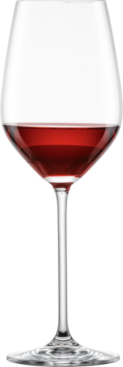 SCHOTT ZWIESEL Wasser-/Rotweinglas FORTISSIMO Ein elegantes Rotweinglas mit langem Stiel, gefüllt mit rotem Wein, aus der Frontalperspektive.