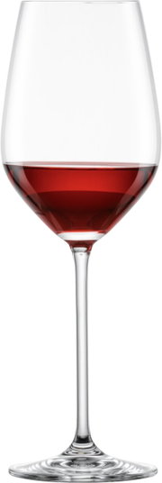 Ein elegantes Rotweinglas mit langem Stiel, gefüllt mit rotem Wein, aus der Frontalperspektive.