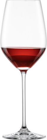 Ein elegantes Rotweinglas mit langem Stiel, gefüllt mit rotem Wein, aus der Frontalperspektive.