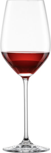 Ein elegantes Rotweinglas mit langem Stiel, gefüllt mit rotem Wein, aus der Frontalperspektive.
