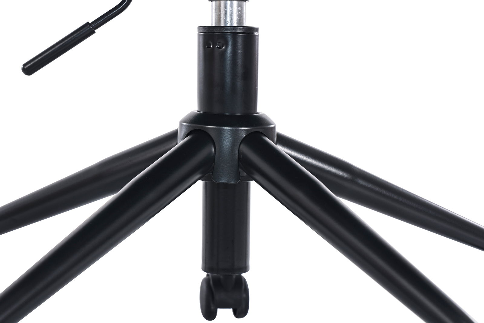 Nahaufnahme der Basis eines Home Office Drehstuhls mit schwarzen Metallbeinen und Rollen, seitliche Perspektive.