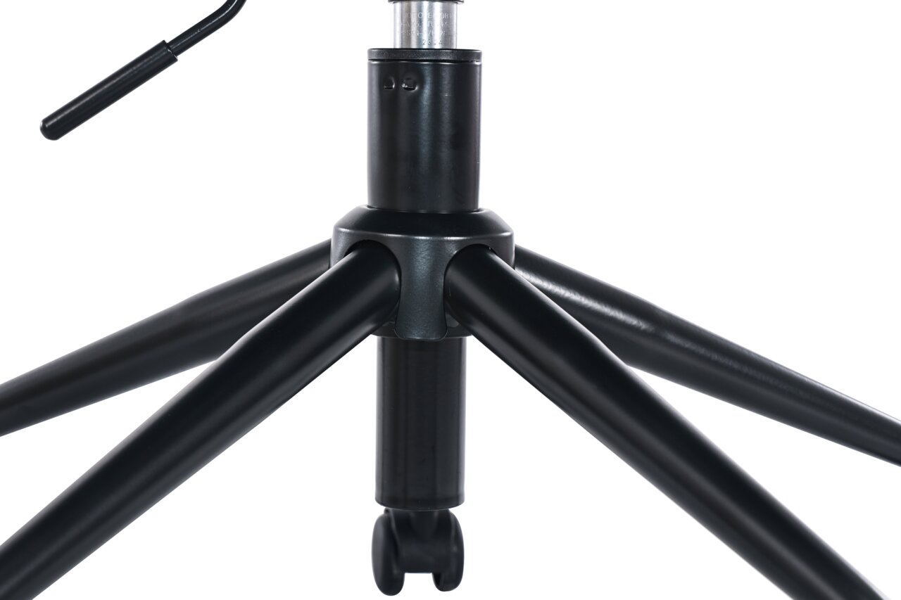 Nahaufnahme der Basis eines Home Office Drehstuhls mit schwarzen Metallbeinen und Rollen, seitliche Perspektive.